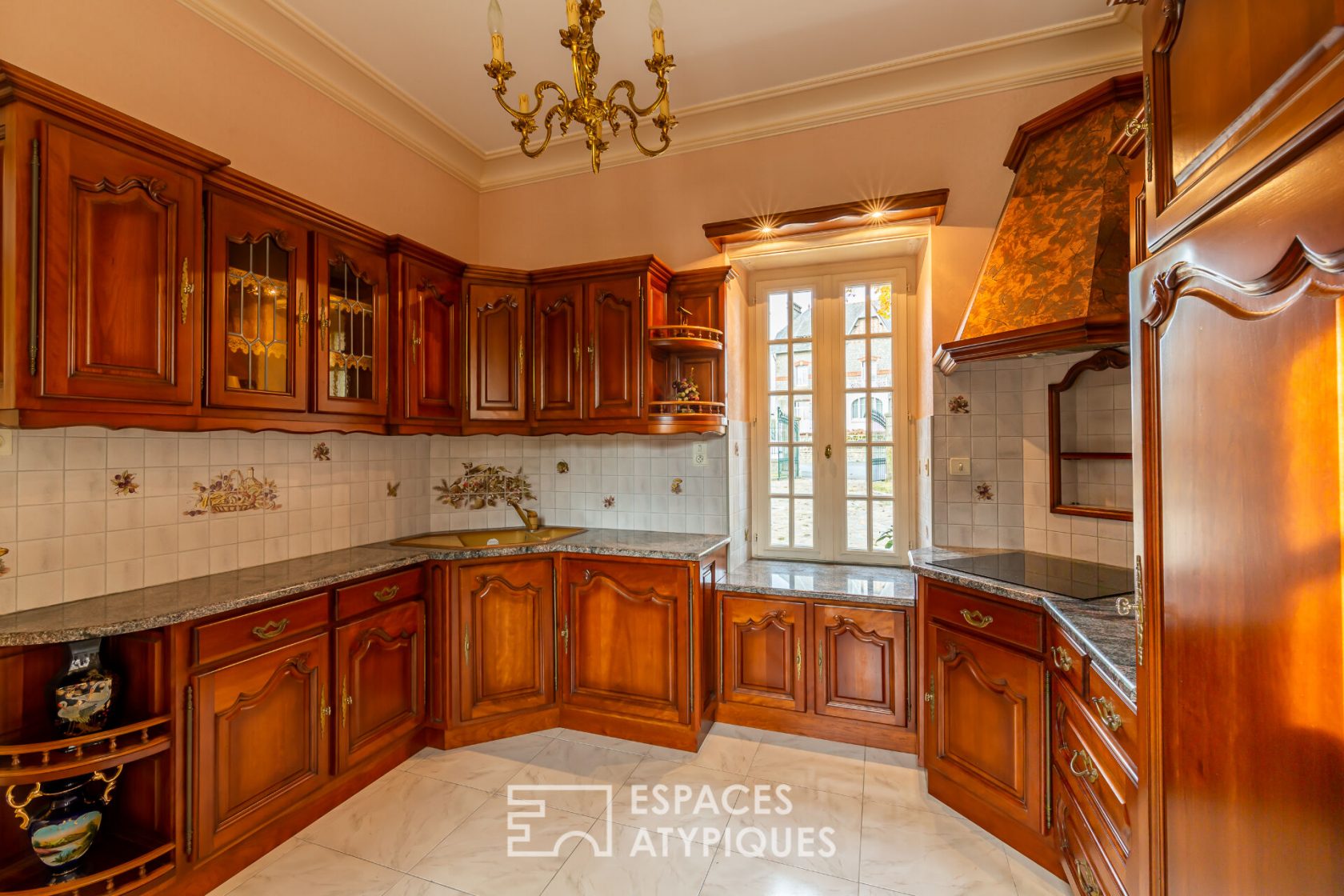LA REMARQUABLE – Beautiful bourgeois house with its terrace and park – in the center of BROÖNS