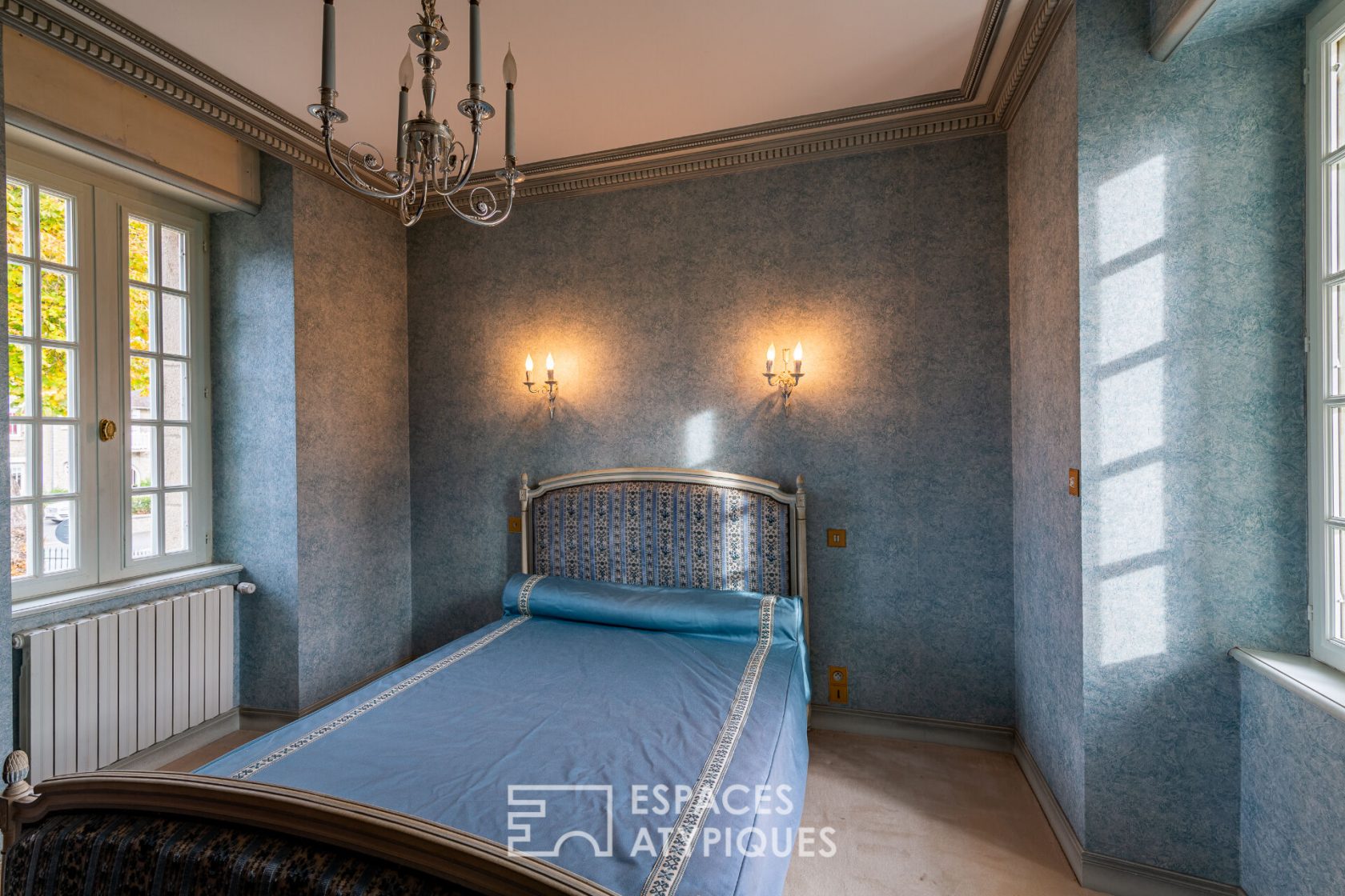 LA REMARQUABLE – Beautiful bourgeois house with its terrace and park – in the center of BROÖNS