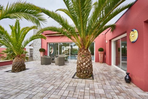 Maison avec piscine sur son superbe terrain paysagé