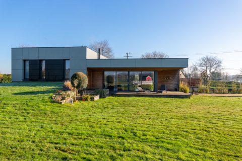 BEAUTIFUL ARCHITECT’S HOUSE OFFERING NICE VOLUMES