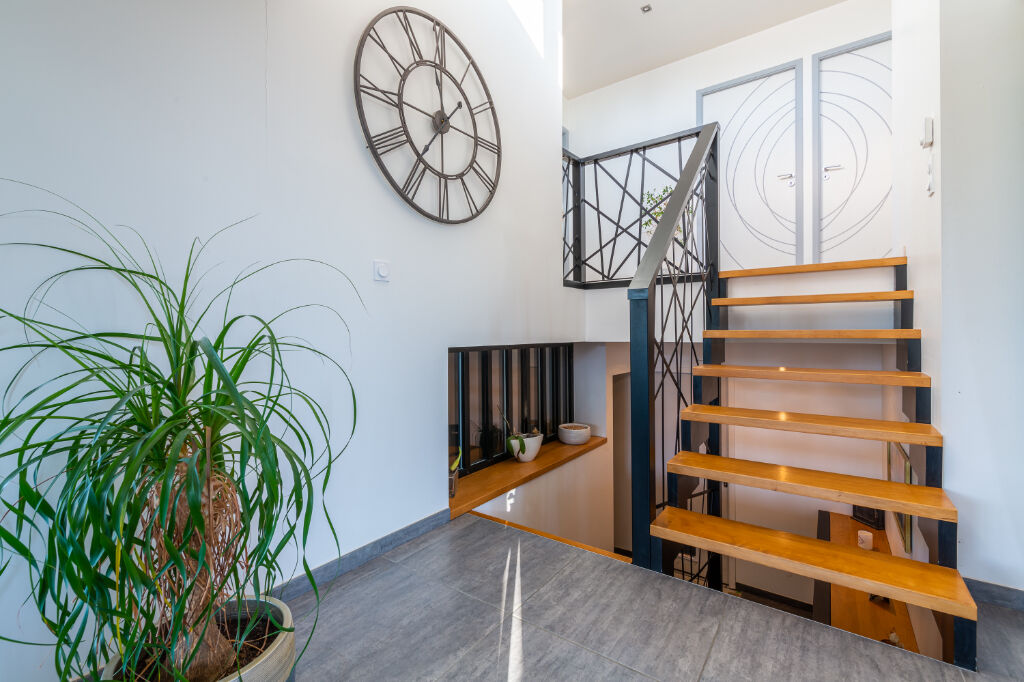 BEAUTIFUL ARCHITECT’S HOUSE OFFERING NICE VOLUMES