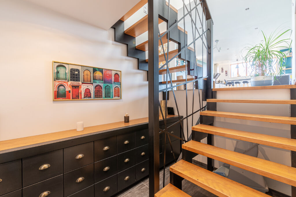 BEAUTIFUL ARCHITECT’S HOUSE OFFERING NICE VOLUMES