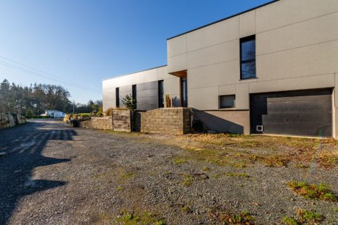 BEAUTIFUL ARCHITECT’S HOUSE OFFERING NICE VOLUMES