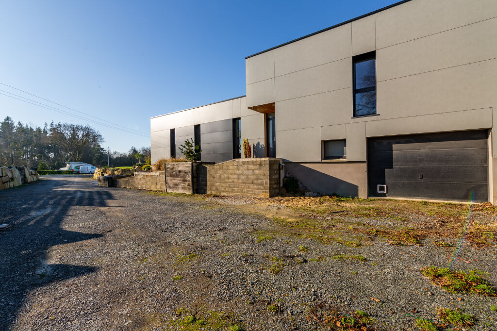 BEAUTIFUL ARCHITECT’S HOUSE OFFERING NICE VOLUMES
