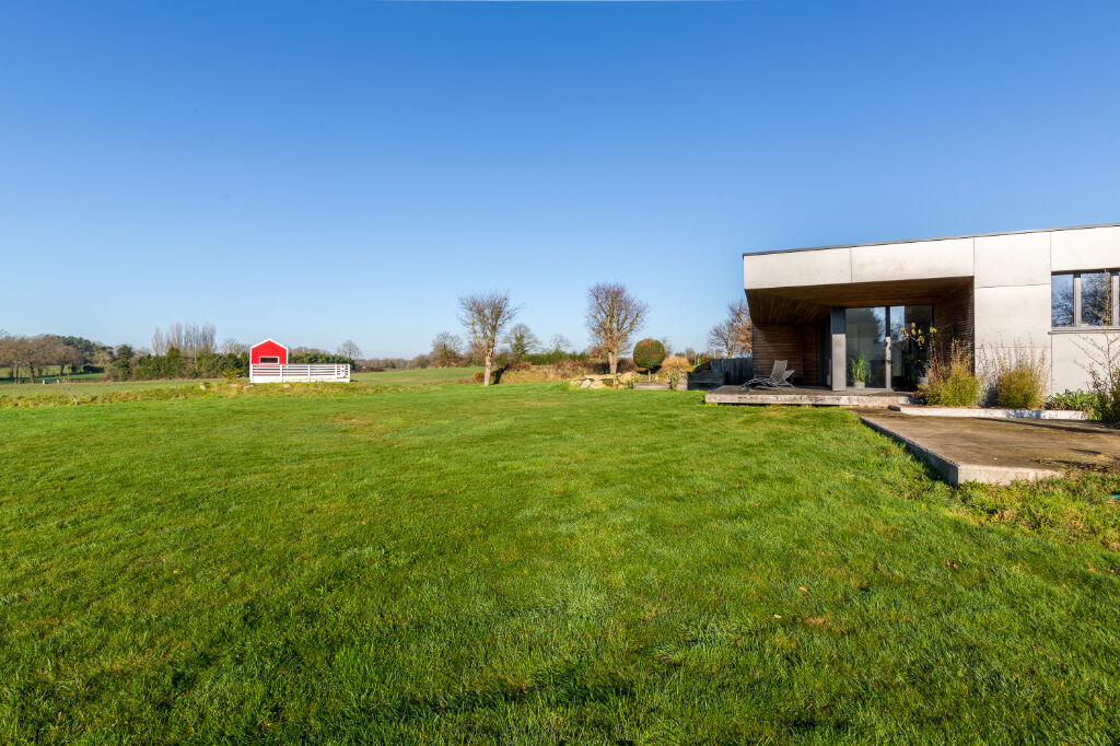 BEAUTIFUL ARCHITECT’S HOUSE OFFERING NICE VOLUMES