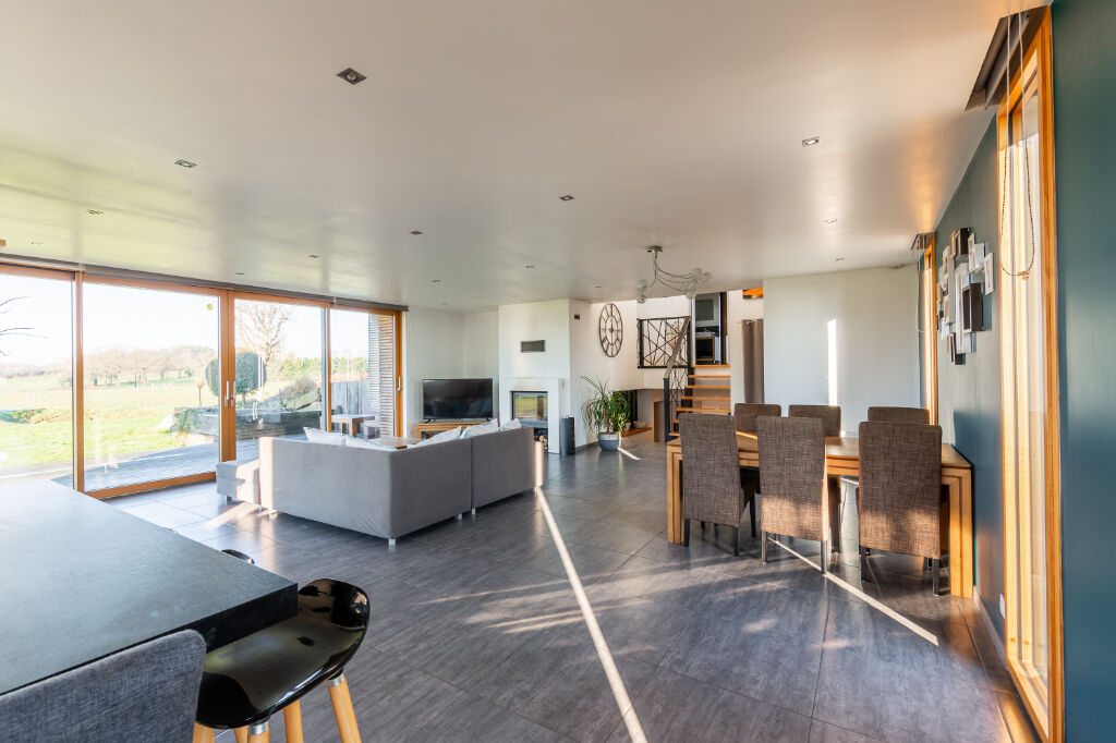 BEAUTIFUL ARCHITECT’S HOUSE OFFERING NICE VOLUMES