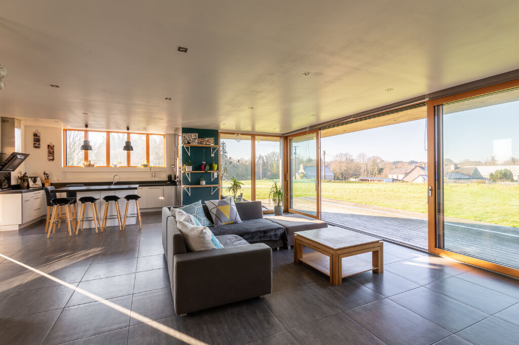 BEAUTIFUL ARCHITECT’S HOUSE OFFERING NICE VOLUMES