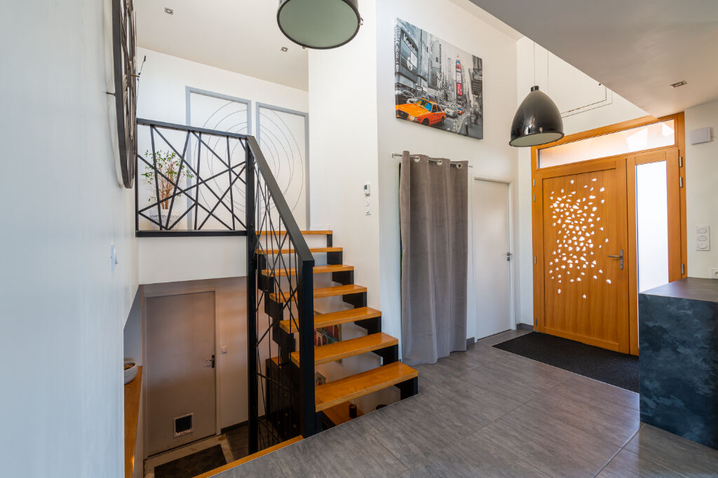 BEAUTIFUL ARCHITECT’S HOUSE OFFERING NICE VOLUMES