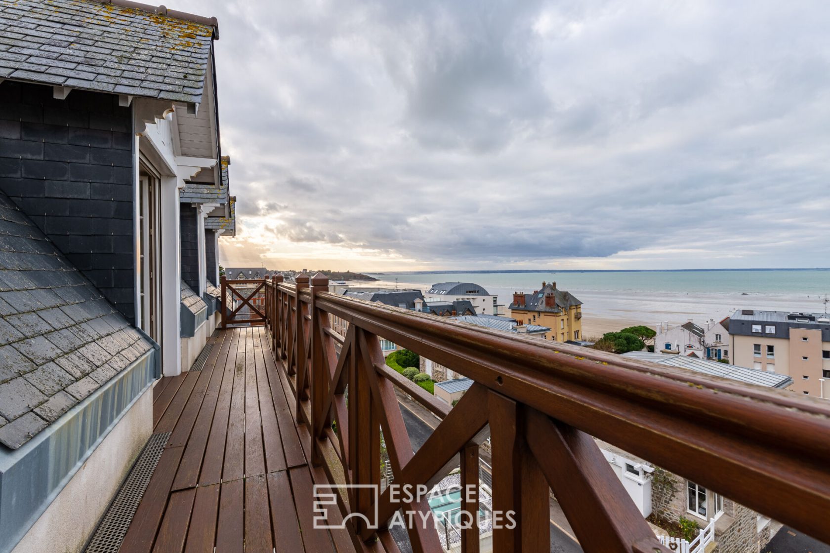 Exceptional private mansion on the seafront