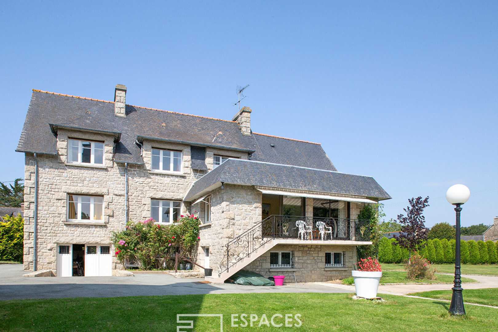 BEAUTIFUL PROPERTY AND ITS POOL
