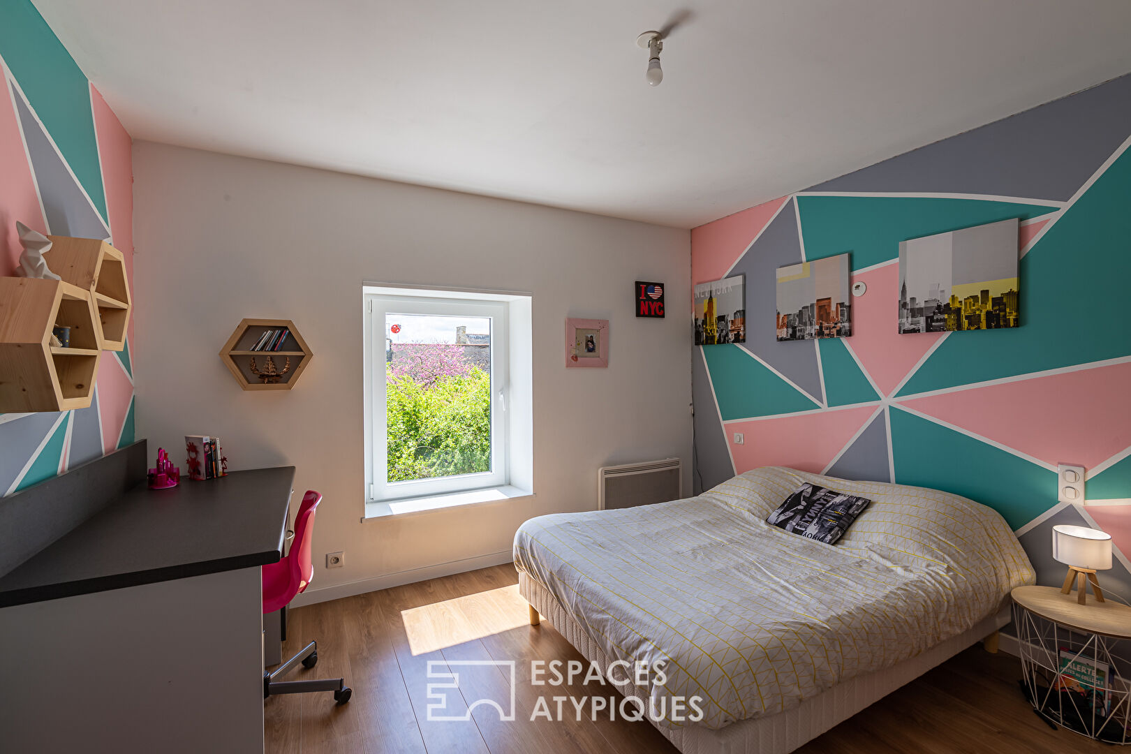Maison de ville rénovée aux très beaux volumes et sa piscine