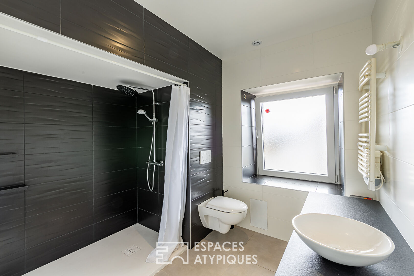 Maison de ville rénovée aux très beaux volumes et sa piscine