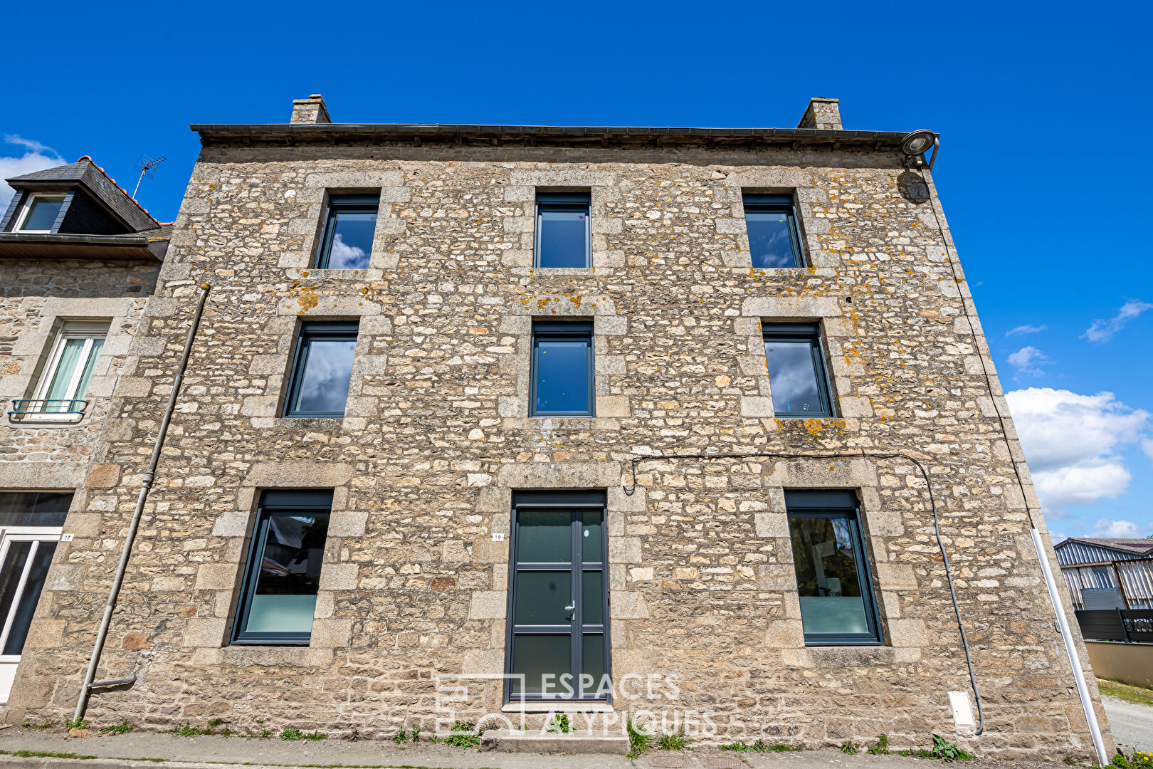 Maison de ville rénovée aux très beaux volumes et sa piscine