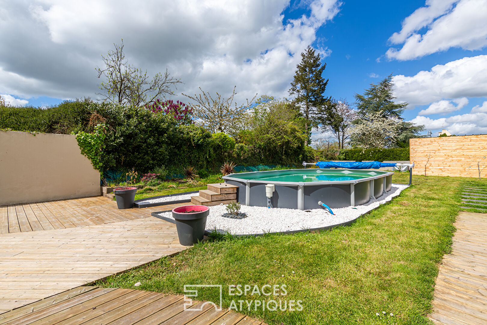 Maison de ville rénovée aux très beaux volumes et sa piscine