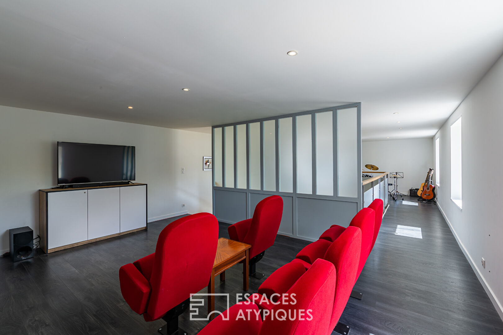 Maison de ville rénovée aux très beaux volumes et sa piscine