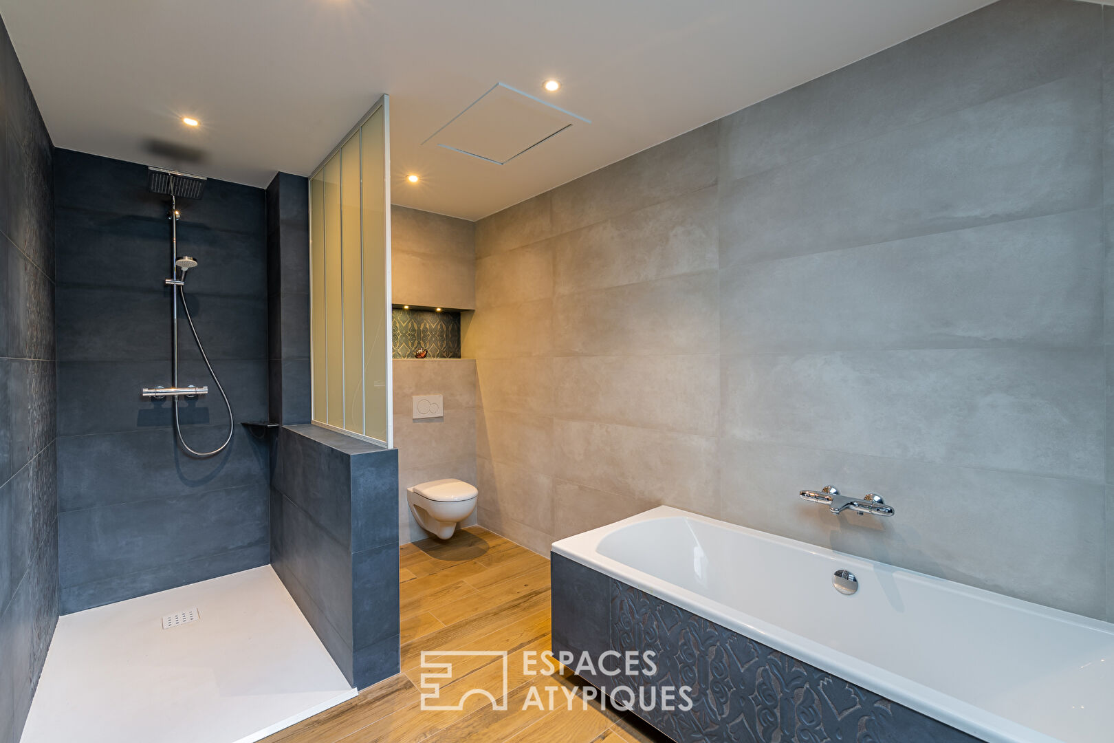 Maison de ville rénovée aux très beaux volumes et sa piscine