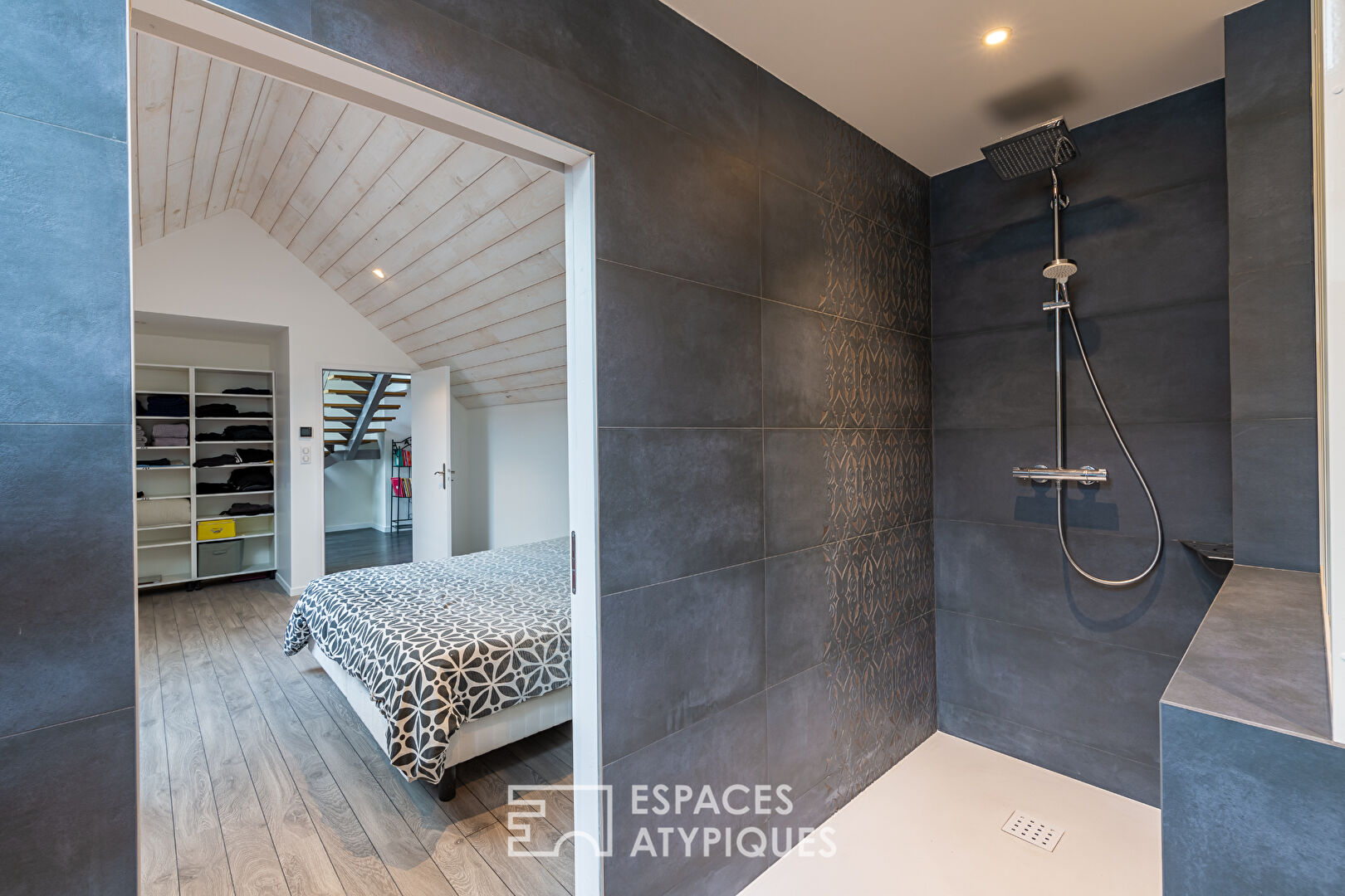 Maison de ville rénovée aux très beaux volumes et sa piscine