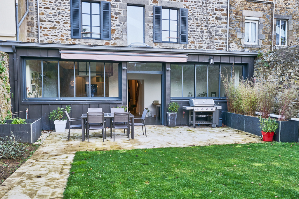 A Saint-Brieuc, demeure bourgeoise avec jardin et garage