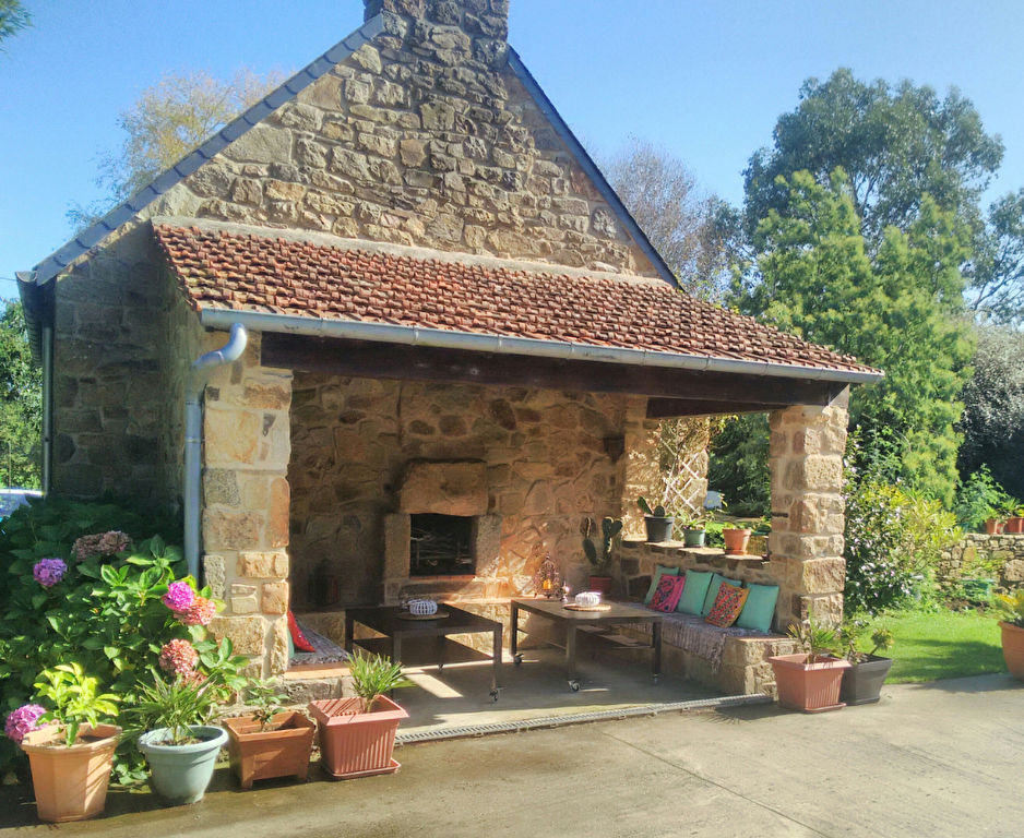 Maison, aux allures de mas provençal, tournée vers l’extérieur