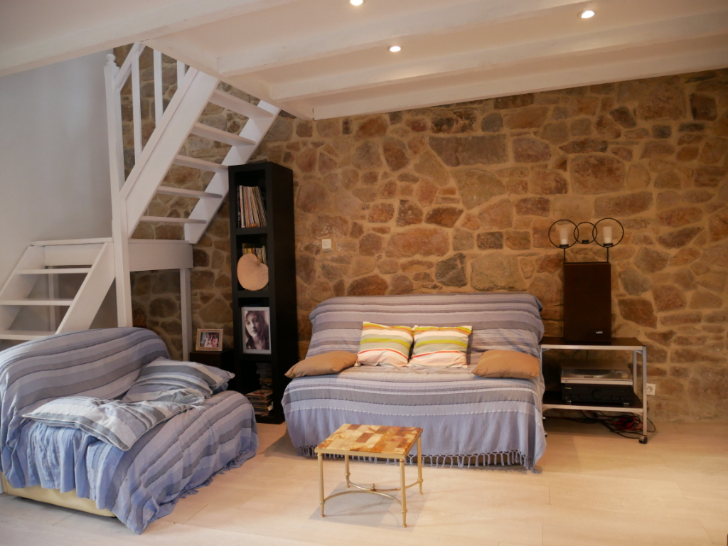 Maison, aux allures de mas provençal, tournée vers l’extérieur