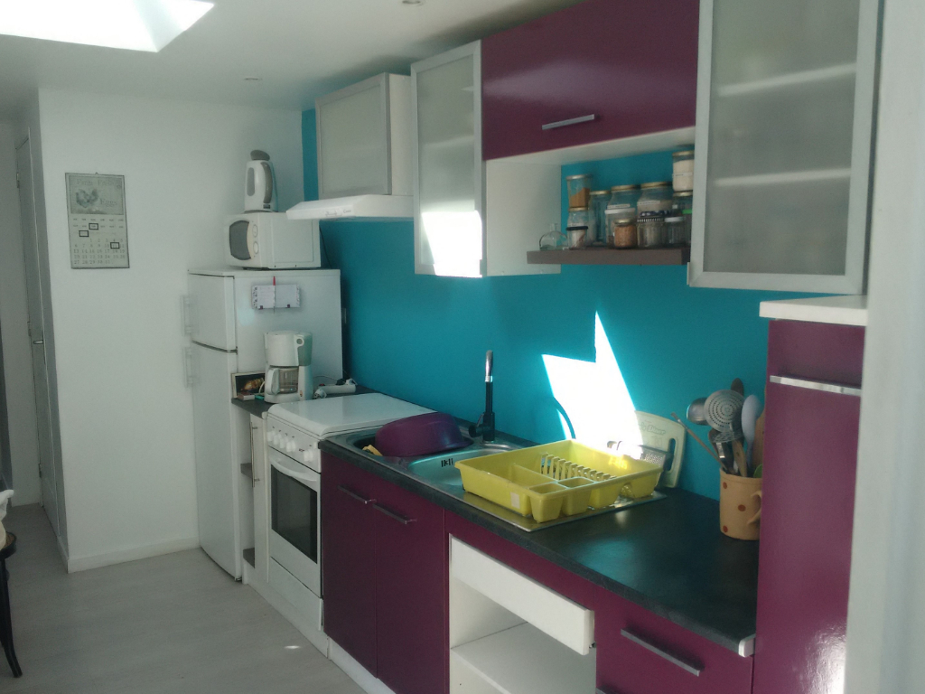 Maison, aux allures de mas provençal, tournée vers l’extérieur