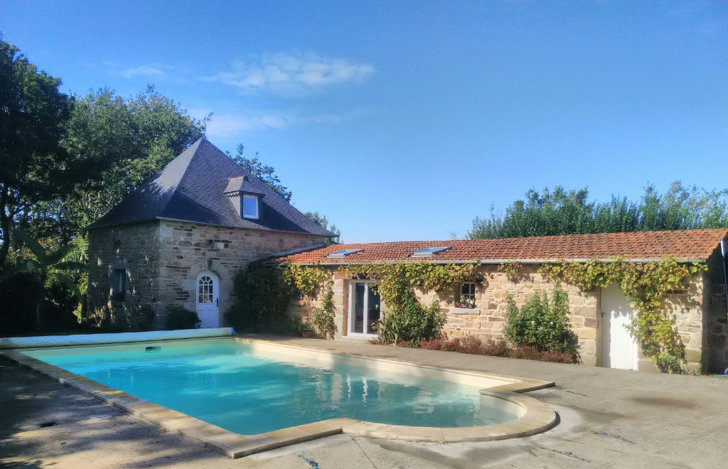 Maison, aux allures de mas provençal, tournée vers l’extérieur