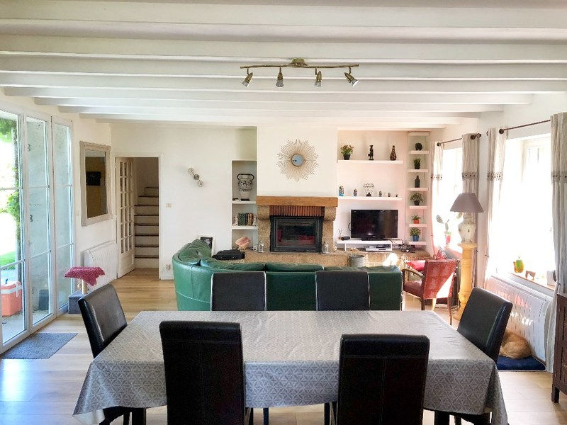 Maison, aux allures de mas provençal, tournée vers l’extérieur