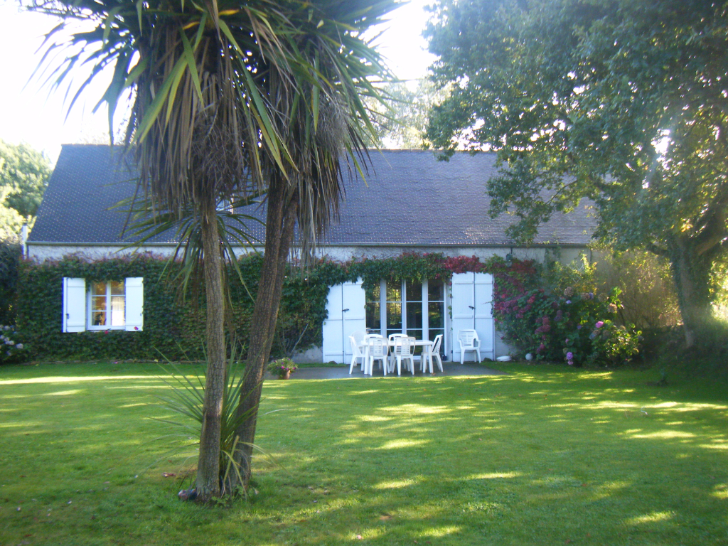 Maison, aux allures de mas provençal, tournée vers l’extérieur