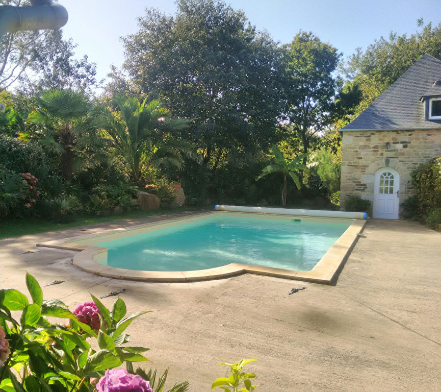 Maison, aux allures de mas provençal, tournée vers l’extérieur