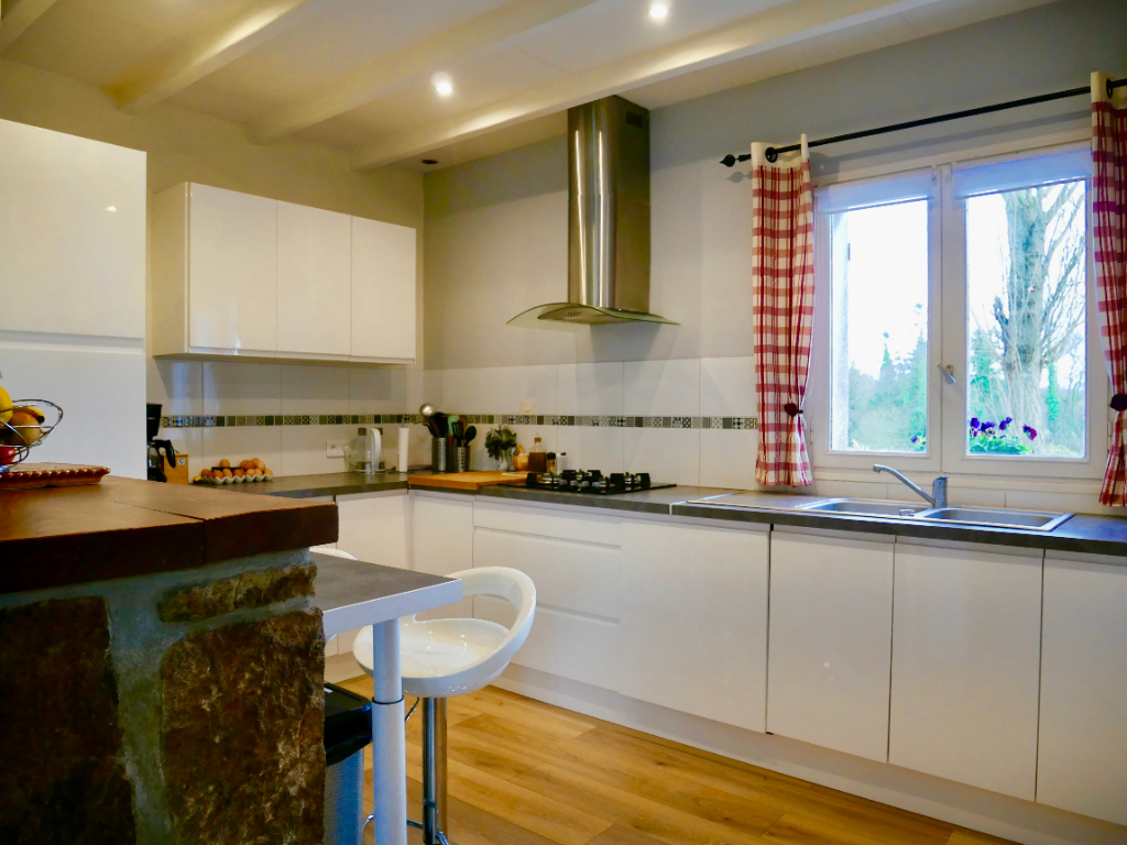 Maison, aux allures de mas provençal, tournée vers l’extérieur
