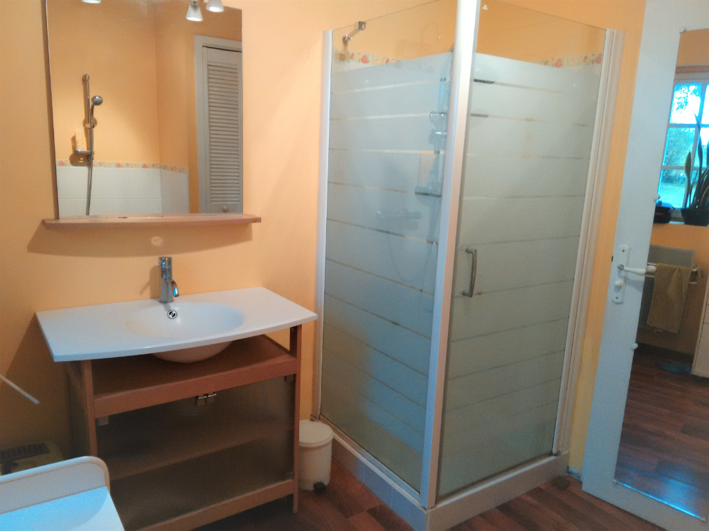 Maison, aux allures de mas provençal, tournée vers l’extérieur