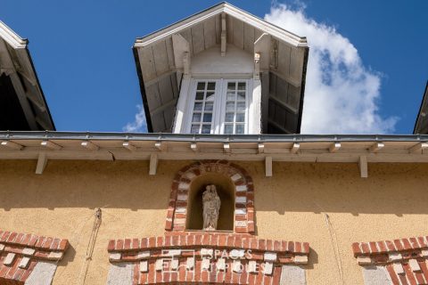 Ancienne école catholique réhabilitée en maison de charme
