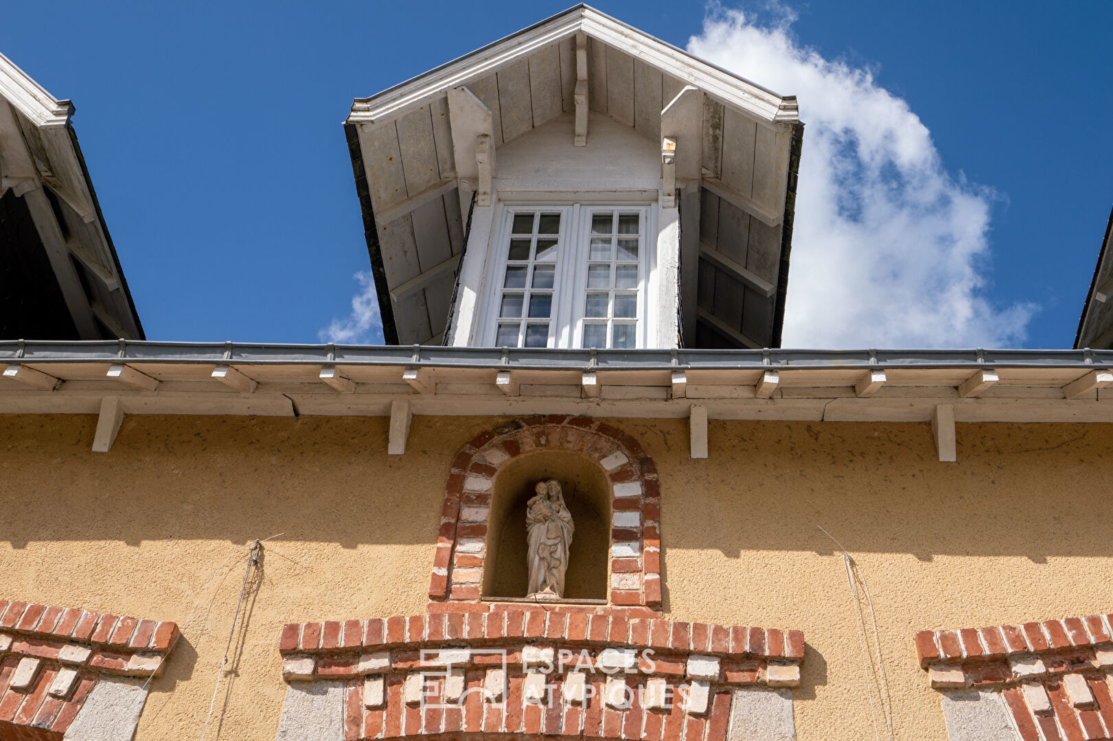 Ancienne école catholique réhabilitée en maison de charme