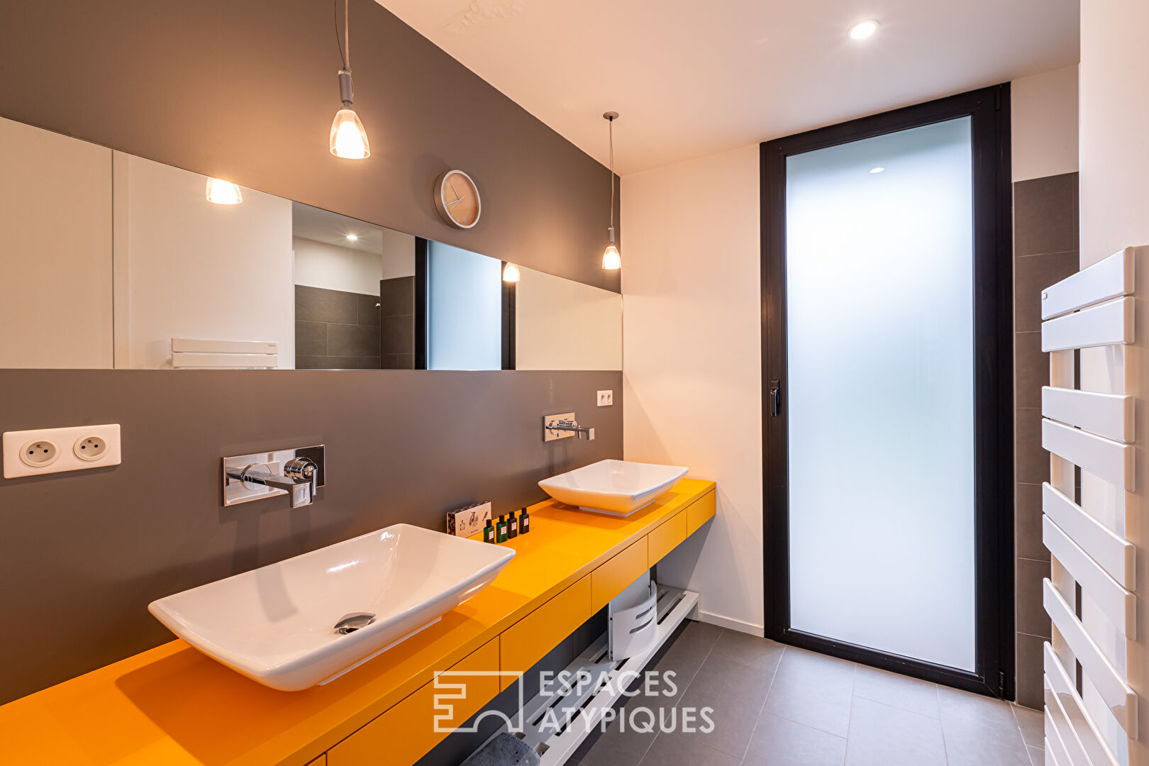 Maison d’architecte de plain-pied et sa dépendance en pierre