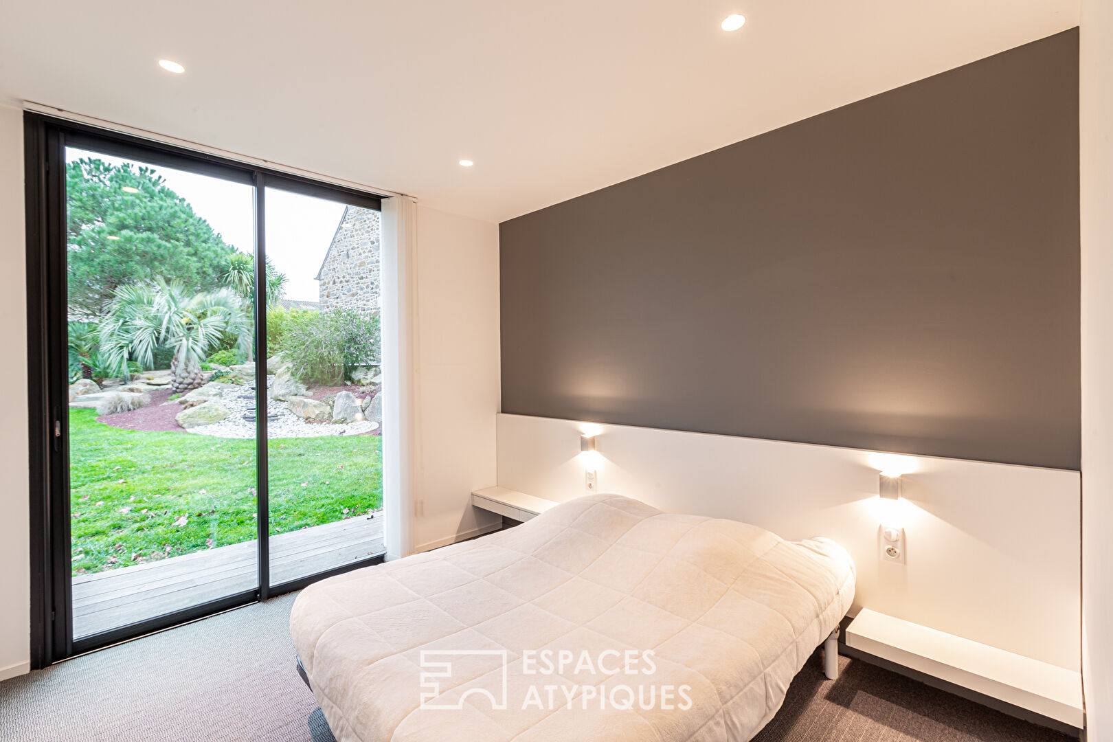 Maison d’architecte de plain-pied et sa dépendance en pierre