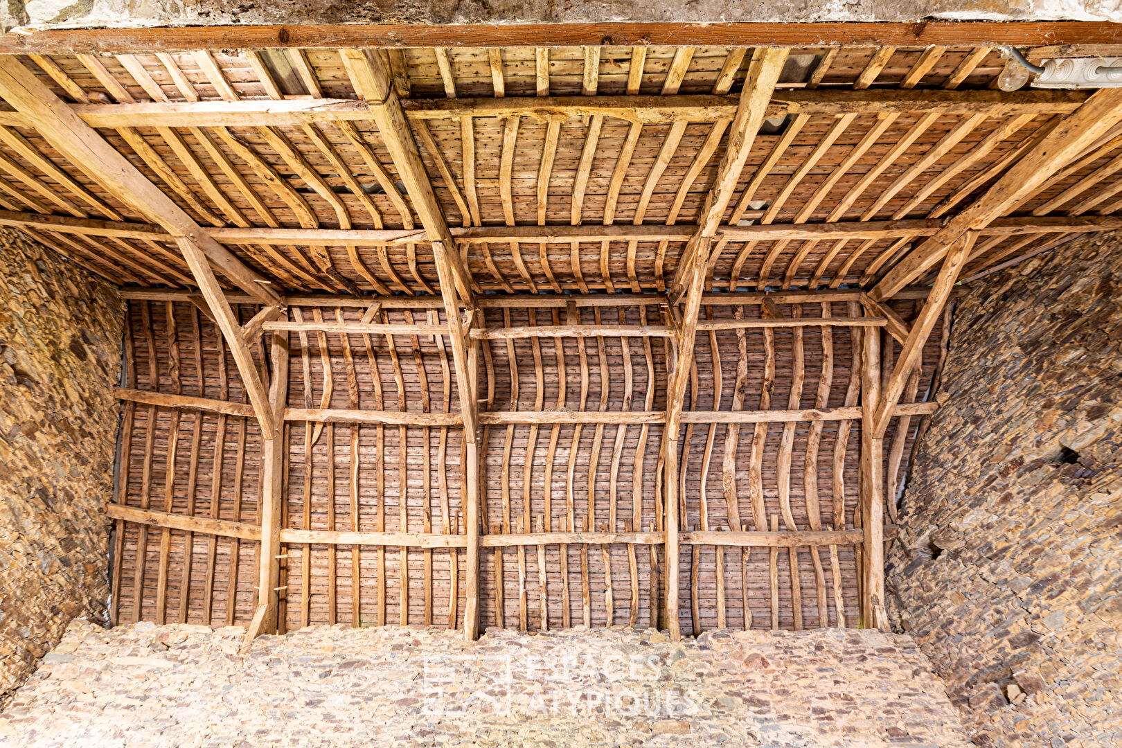 Corps de ferme rénové et ses nombreuses dépendances , Bois, étang.