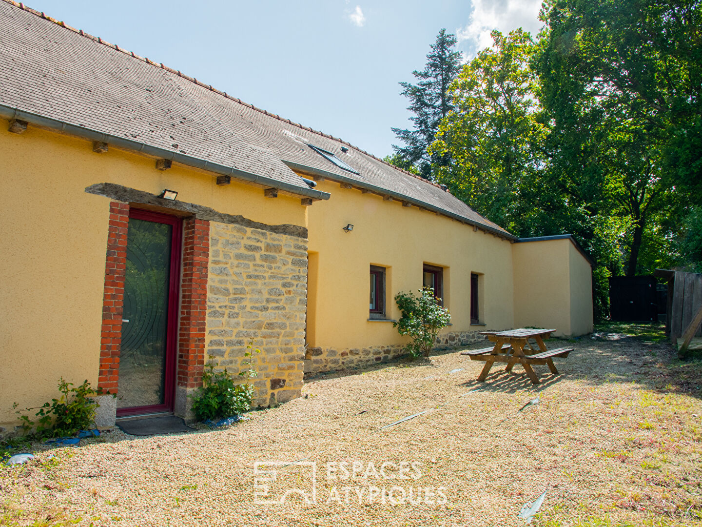 LONGERE DE CHARME AVEC JARDIN