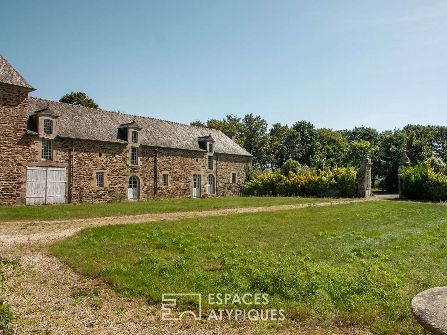 MANOIR DU XVe siècle, ses dépendances et son parc