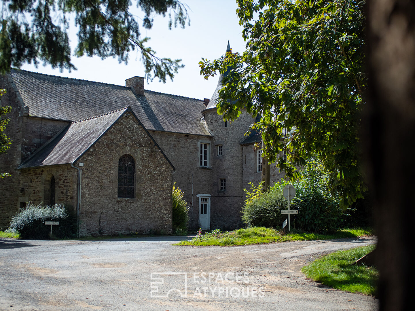 MANOIR DU XVe siècle, ses dépendances et son parc