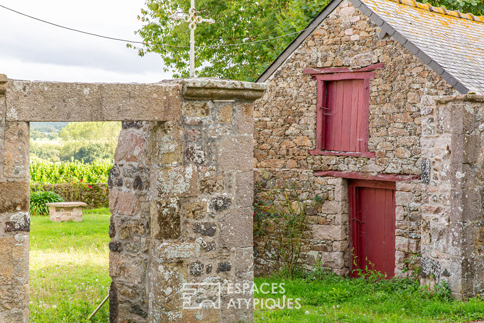 Ancien Presbytère en pierre 1770  12 pièce(s)  241.5 m² Terrain constructible