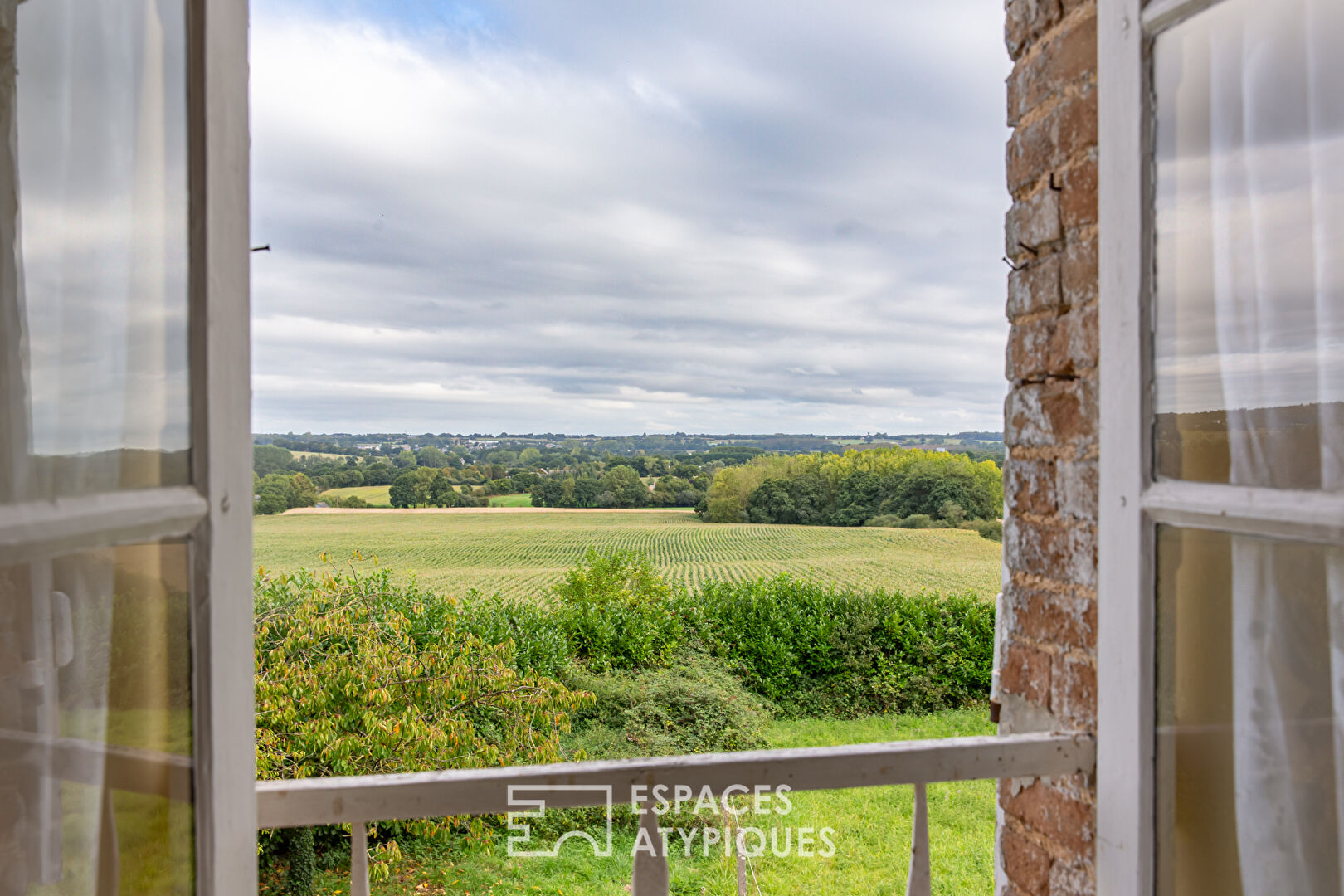 Ancien Presbytère en pierre 1770  12 pièce(s)  241.5 m² Terrain constructible