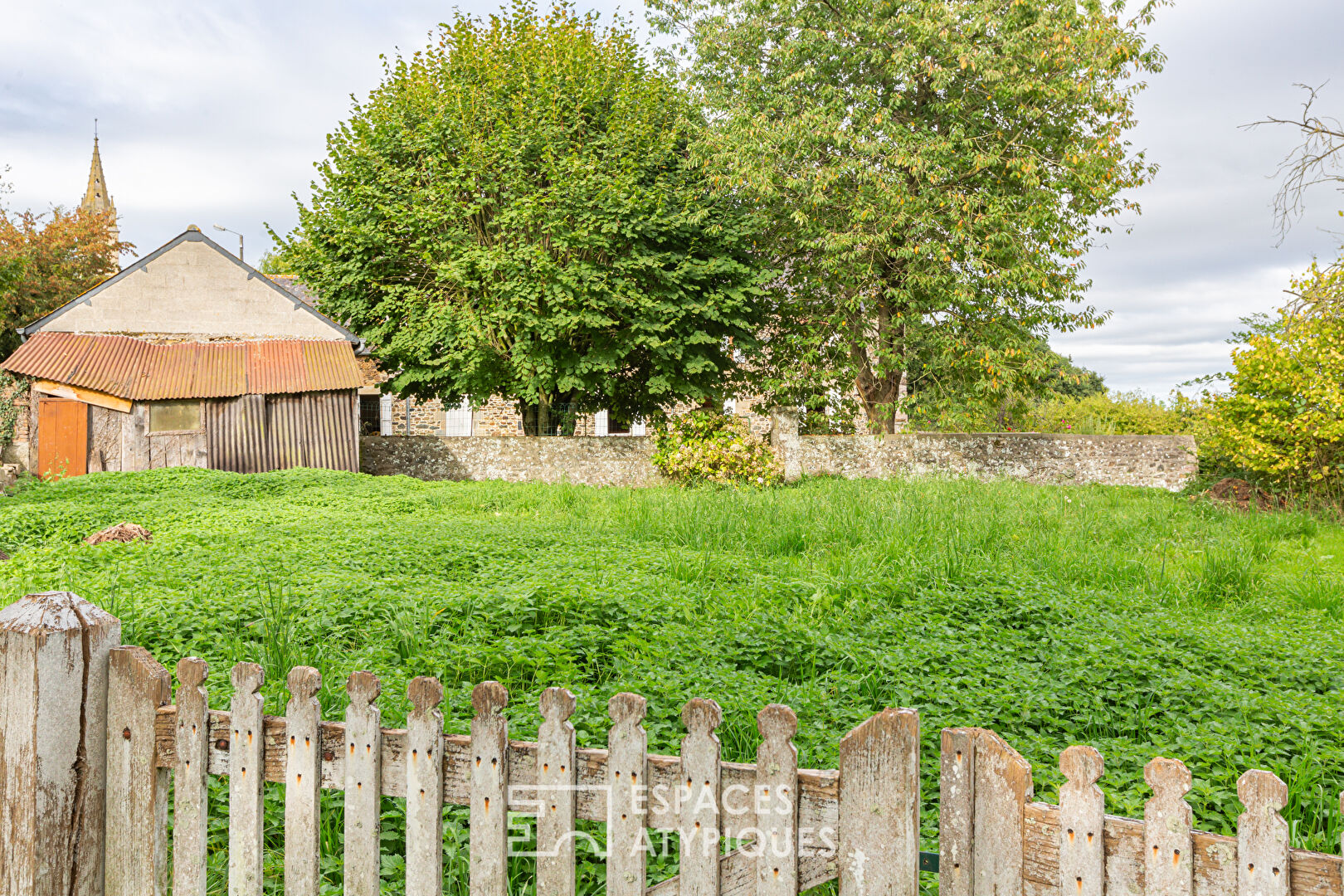 Ancien Presbytère en pierre 1770  12 pièce(s)  241.5 m² Terrain constructible