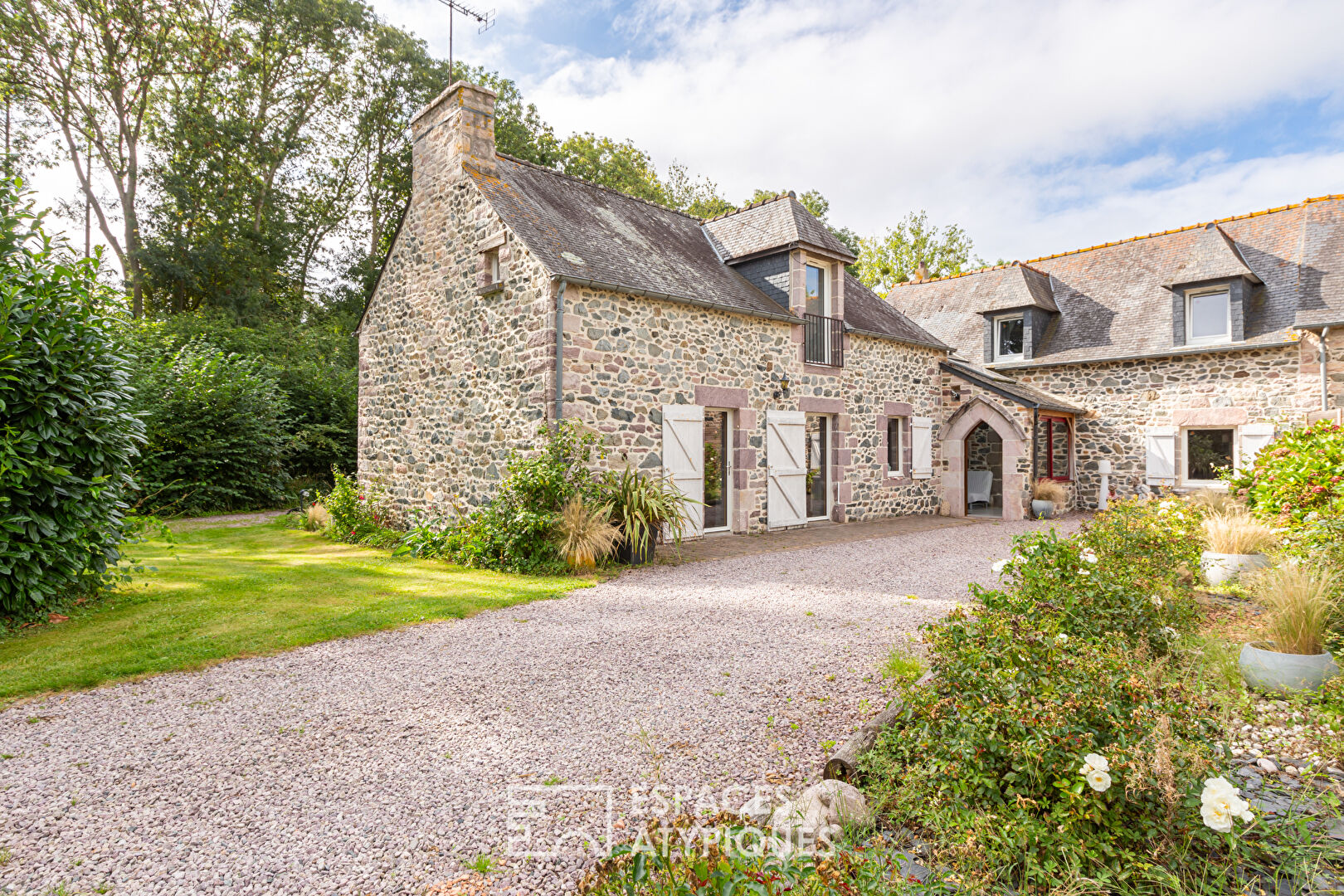 Charmant Corps de ferme  rénové 240m2, 7 chambres, sauna – salle de sport