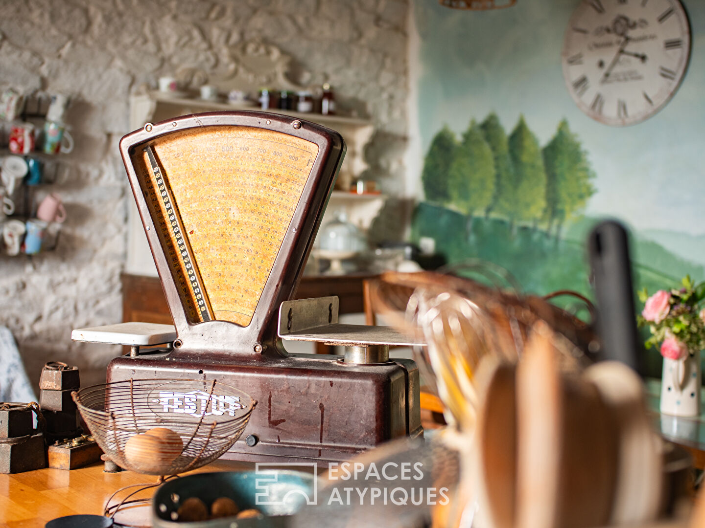 LA SURPRENANTE  MAISON EN PIERRE