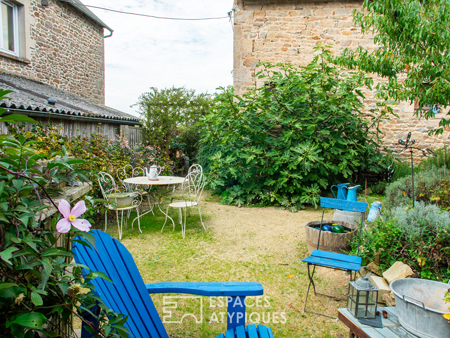 LA SURPRENANTE  MAISON EN PIERRE