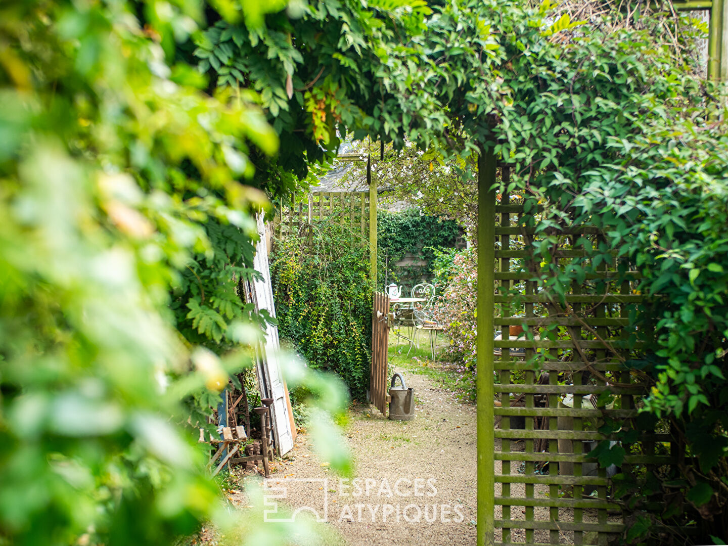 LA SURPRENANTE  MAISON EN PIERRE