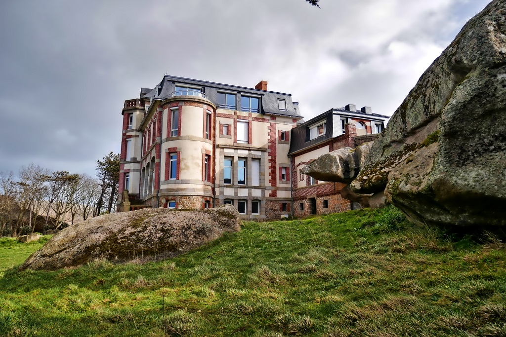 Maison, manoir, 1er étage et souplex en surface brute à réinventer en loft, dans un lieu unique