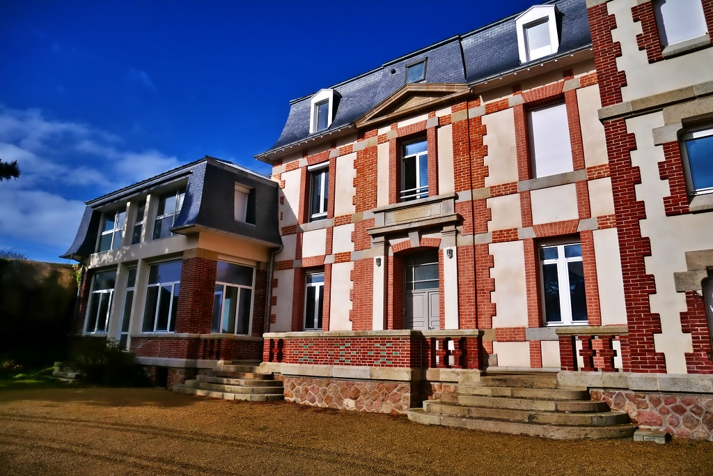 Maison, manoir, 1er étage et souplex en surface brute à réinventer en loft, dans un lieu unique