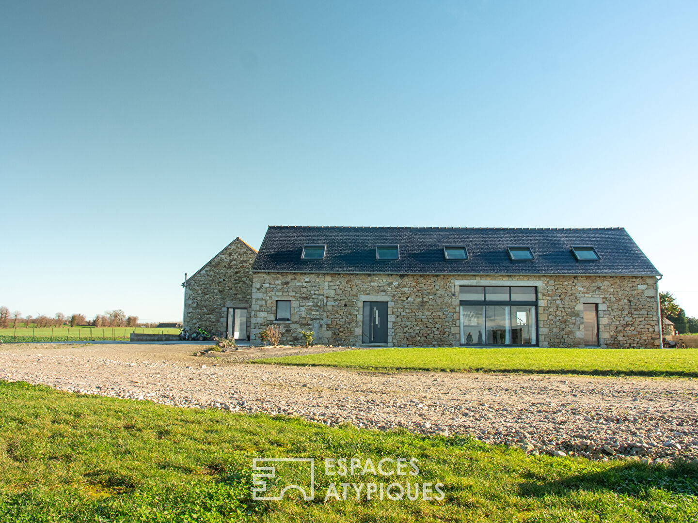 GRANDE MAISON EN PIERRE RENOVÉE