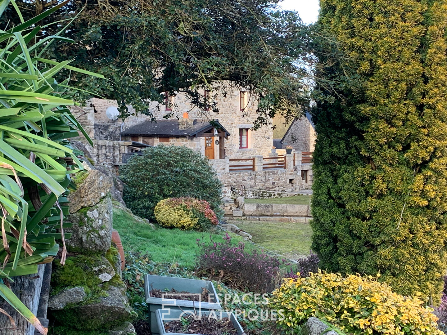 Ambiance bucolique, ancien moulin et sa maison d’habitation- grand terrain – 3 étangs